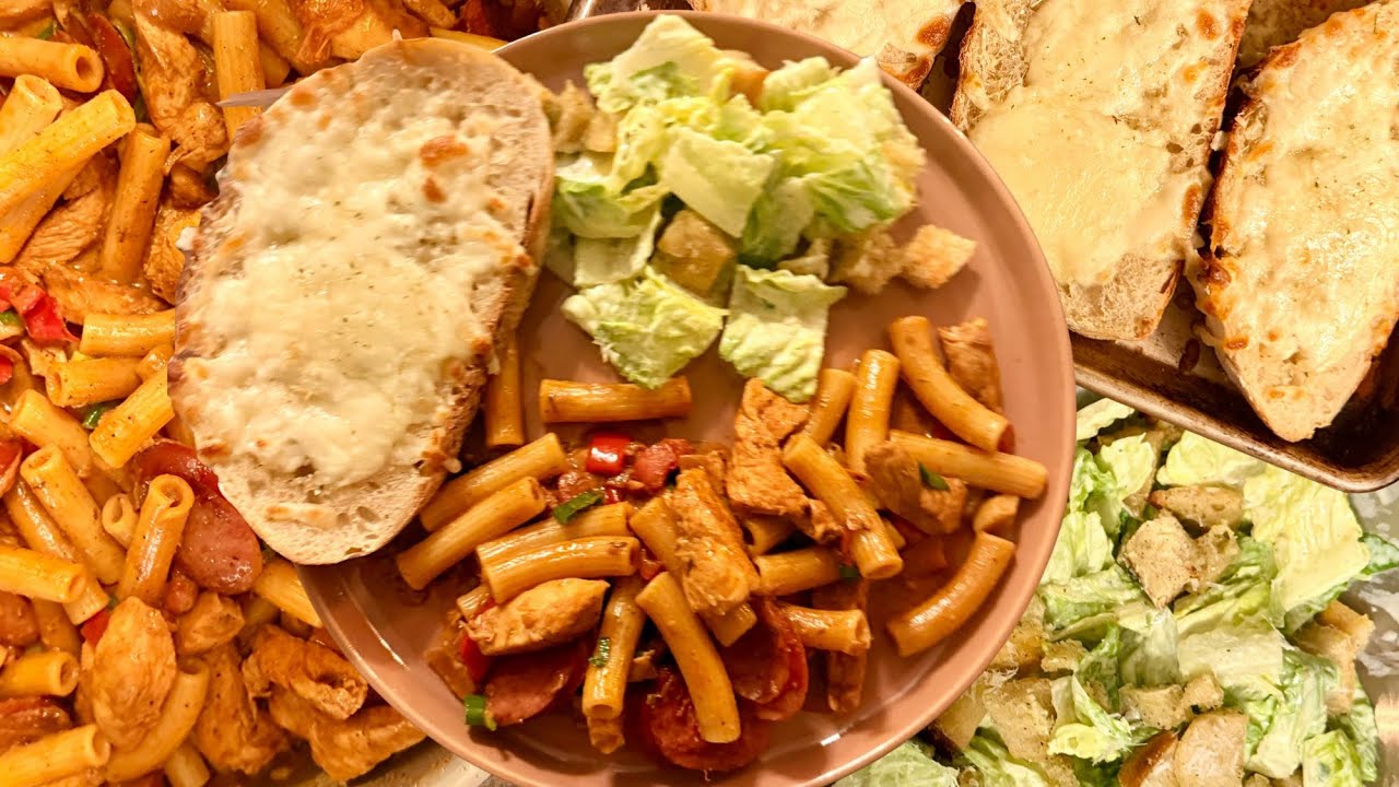 Паста с курицей и колбасками по-каджунски | Домашний чесночный хлеб на закваске + салат Цезарь