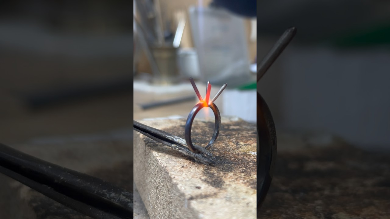 18kt Palladium-Wei&szlig;gold mit einem Tsavorit 💎💚# #jewelrymaking #goldsmiths #engagementring