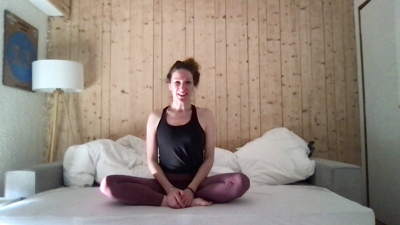 Yoga du r&eacute;veil avec Virginie : restez au lit ! - 7mn