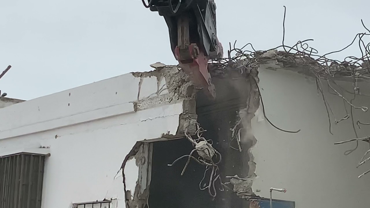 Demolición de edificio de concreto armado con Cizalla en excavadora