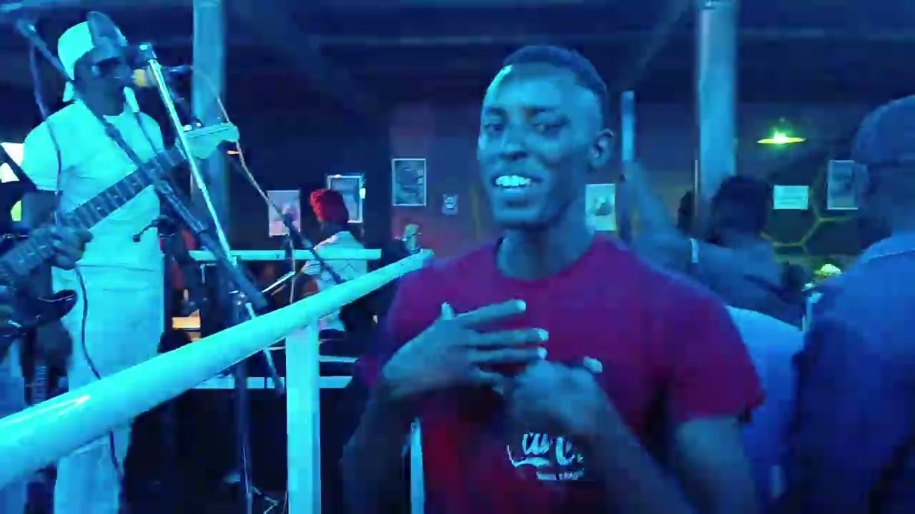 💸💸💸 Kaka Daudi rewarding Kamba artist Tobby Bisengo  while live on stage at New  Fedha Club Tajimall