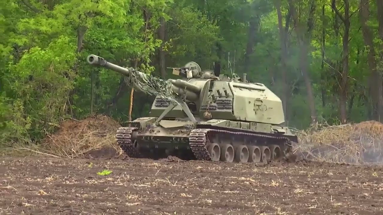 Obús autopropulsado de 152mm Msta-S ruso en acción