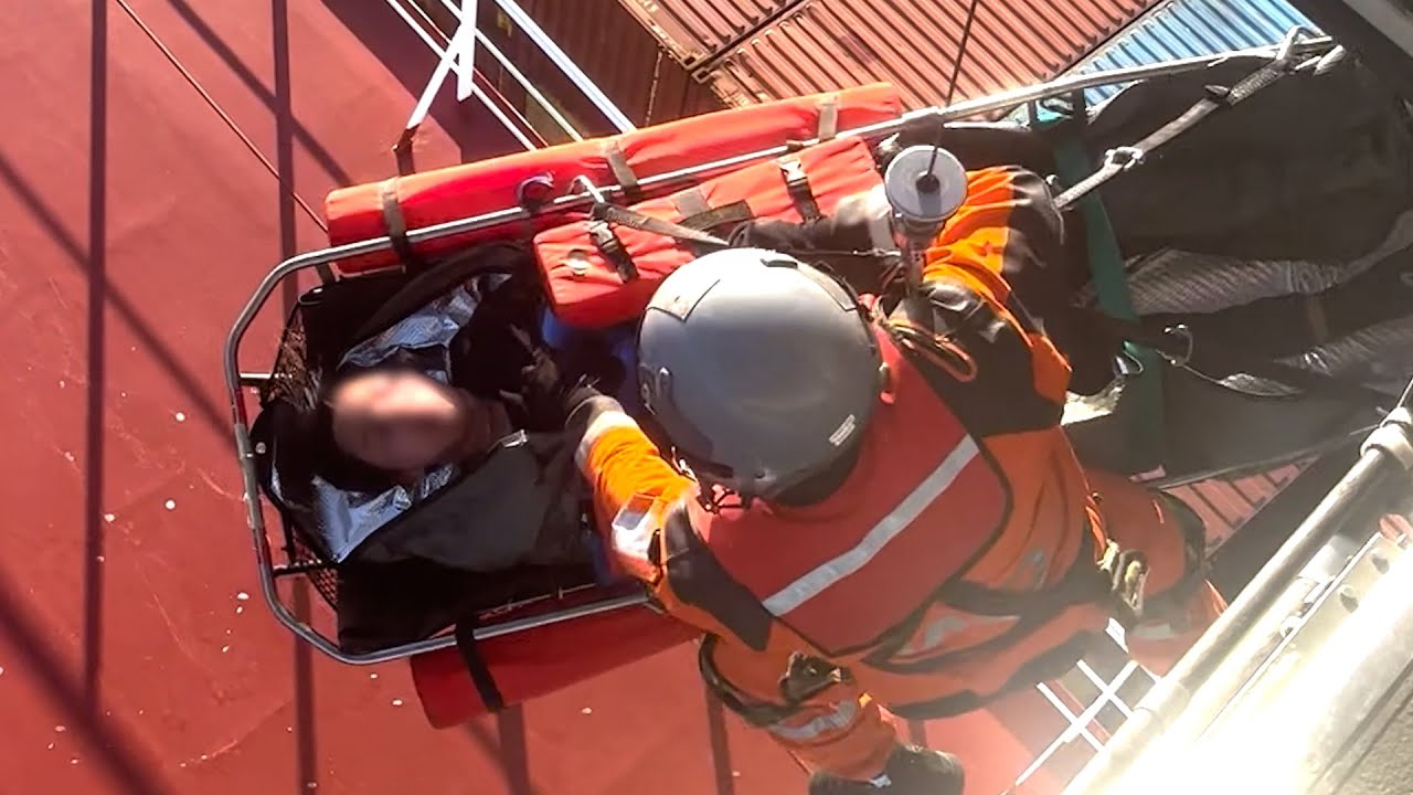 Força Aérea divulga imagens do resgate da jovem desaparecida no mar do Algarve