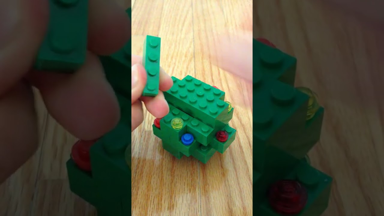 How to Build a LEGO Christmas Tree! (EASY)