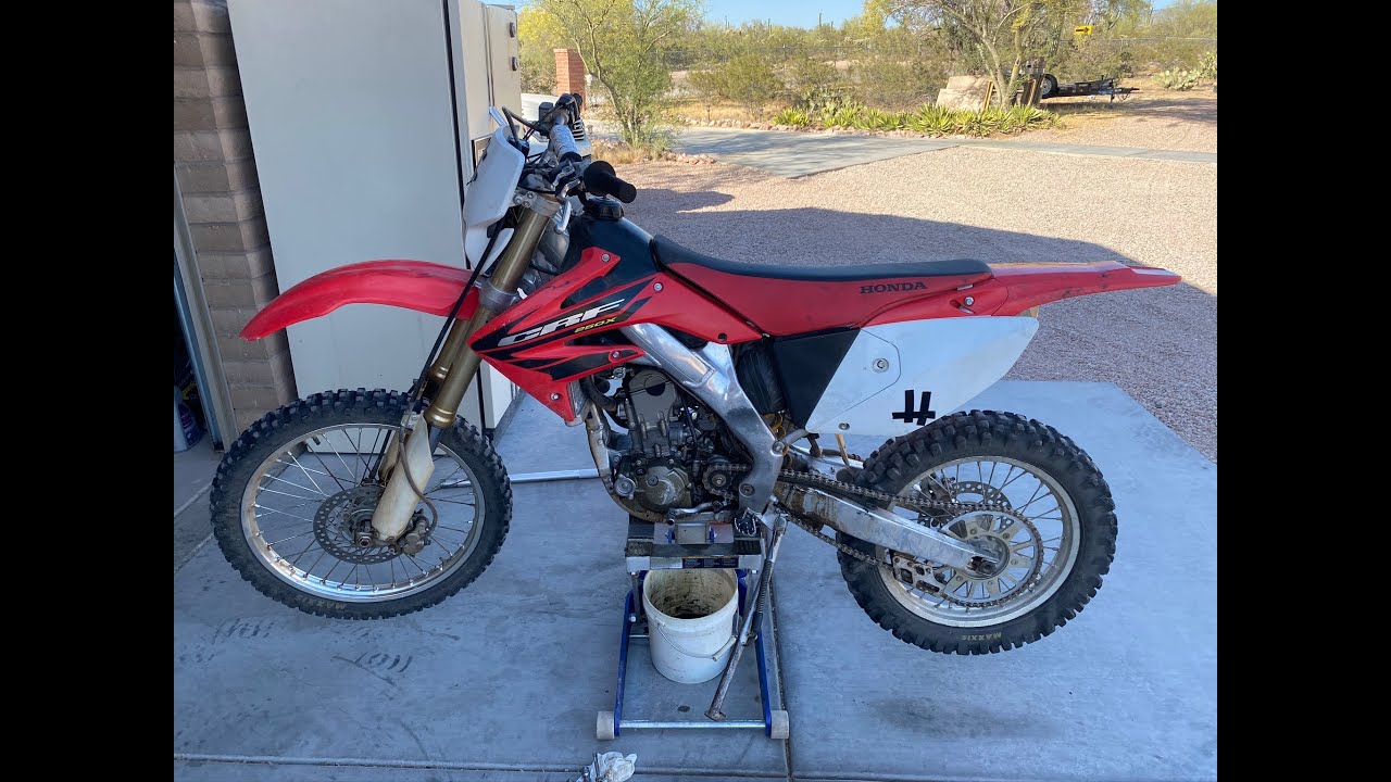 Замена масла в коробке передач и свечей зажигания Honda CRF250X 2004 года выпуска