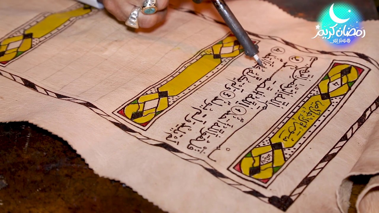 عمر الهادي.. خطاط مغربي تحدى الإعاقة بكتابة القرآن كاملا على جلد ماعز