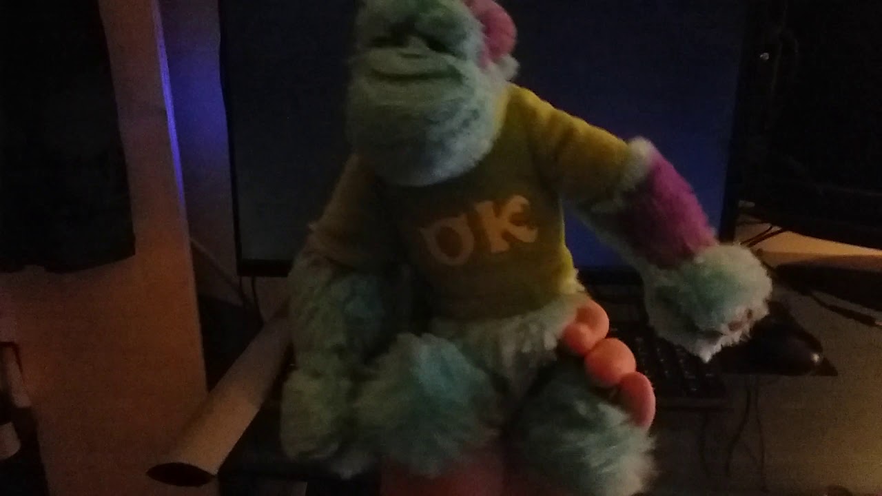 Sully watches the THX logo and the Disney DVD logo