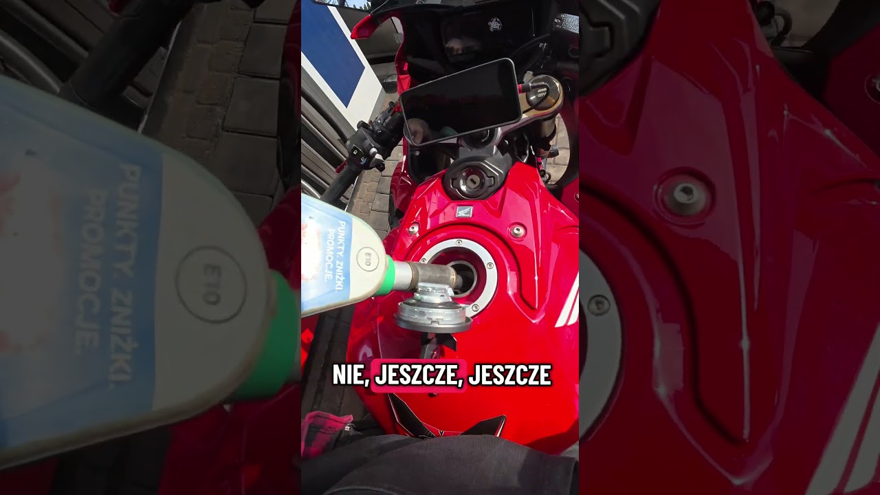 Zapomniałem zapłacić za paliwo 😅 a ile mieszczą wasze maszyny? #tankowanie #motocykl #paliwo