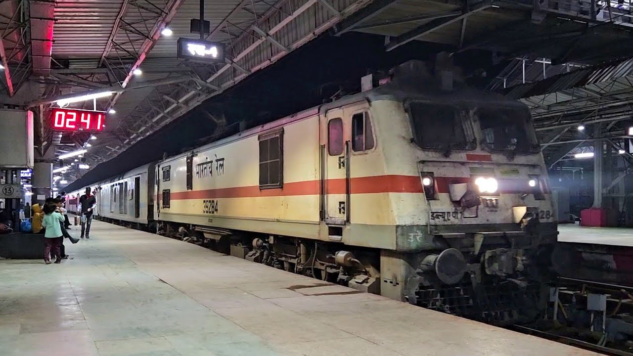 Uttar Pradesh Sampark Kranti Express arriving Agra Cantt !!