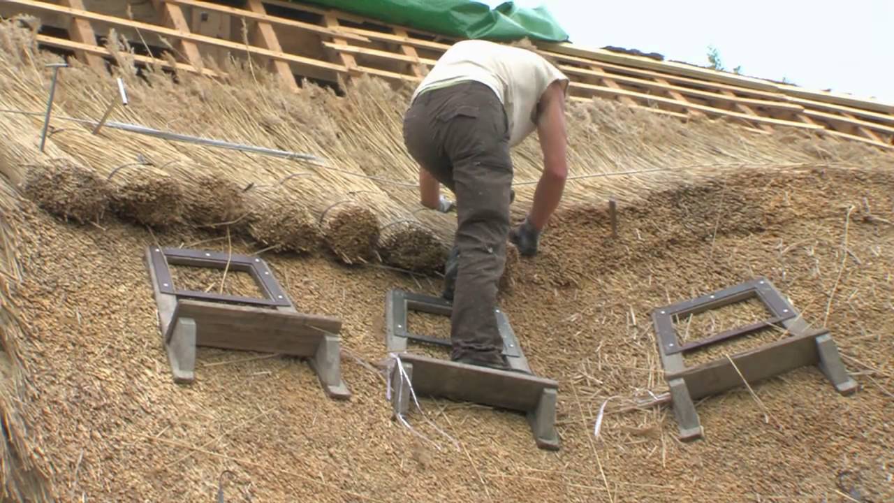 Le travail de la chaume au centre Beautour par Patrick Legoff (couvreur de chaume)