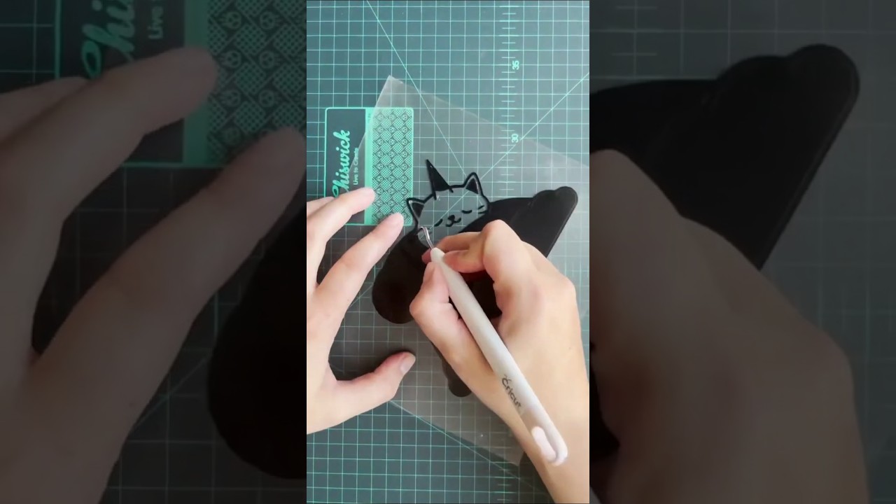 Struggling to weed smaller projects? Try this hack! #silhouettecameo #cameo4 #cricut #vinyl