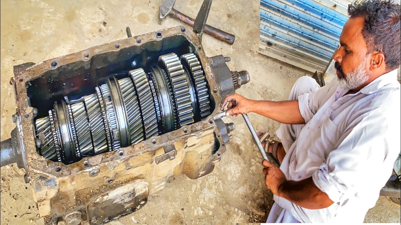 Hino's gearbox in the 1976 model Bedford truck to be repaired