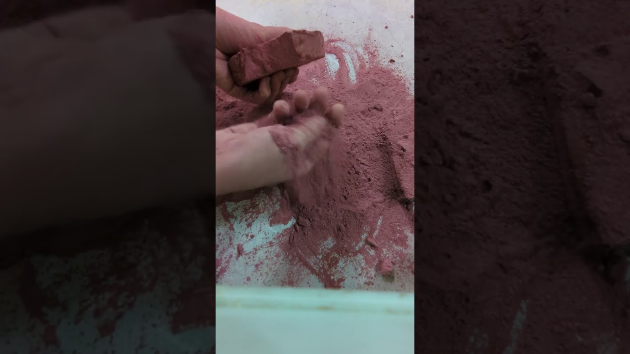 Red gym chalk crushing it was amazing #youtubeshorts #asmrsounds #asmrvideo #gymchalk #satisfying 