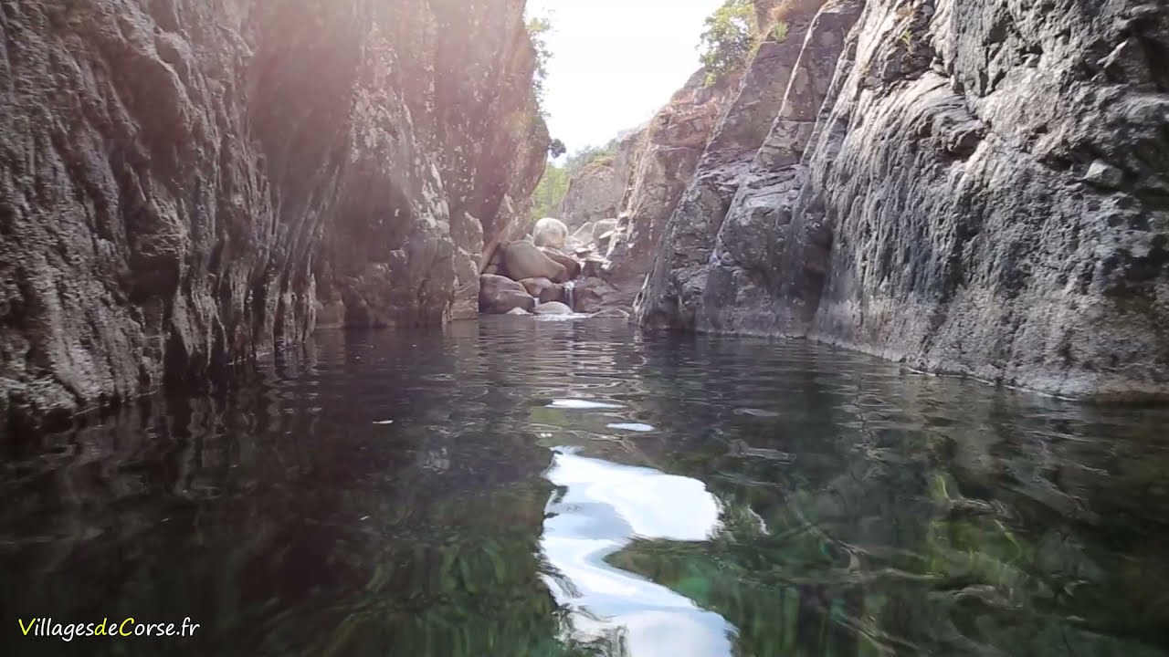 La Corse, de la rivière à la plage
