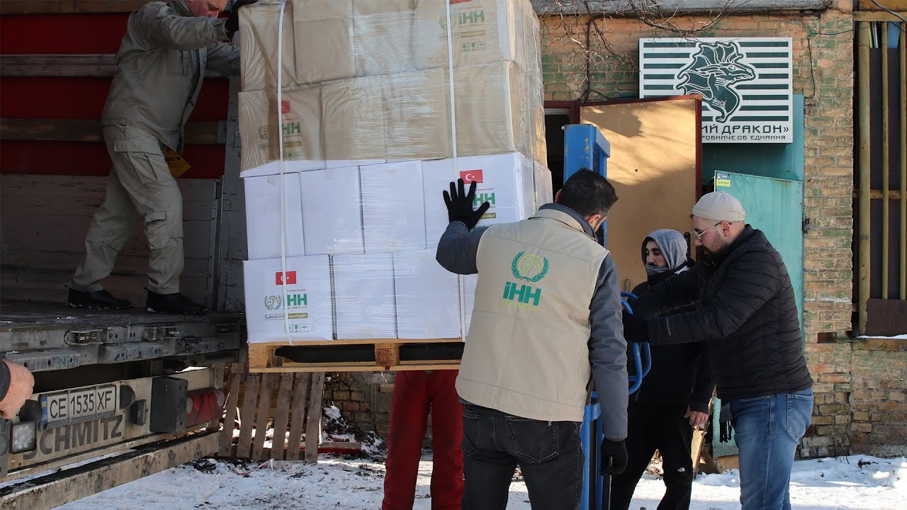 İHH Ukraynalı savaş mağdurlarına gönderdiği 4 tırlık yardımın dağıtımına başladı