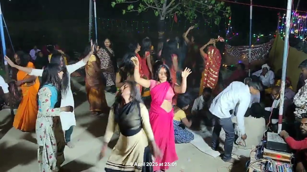 बड़की माई मंदिर पर कीर्तन हो रहा था उसे समय का वीडियो थुम्हवा भईया वाली बड़की माई