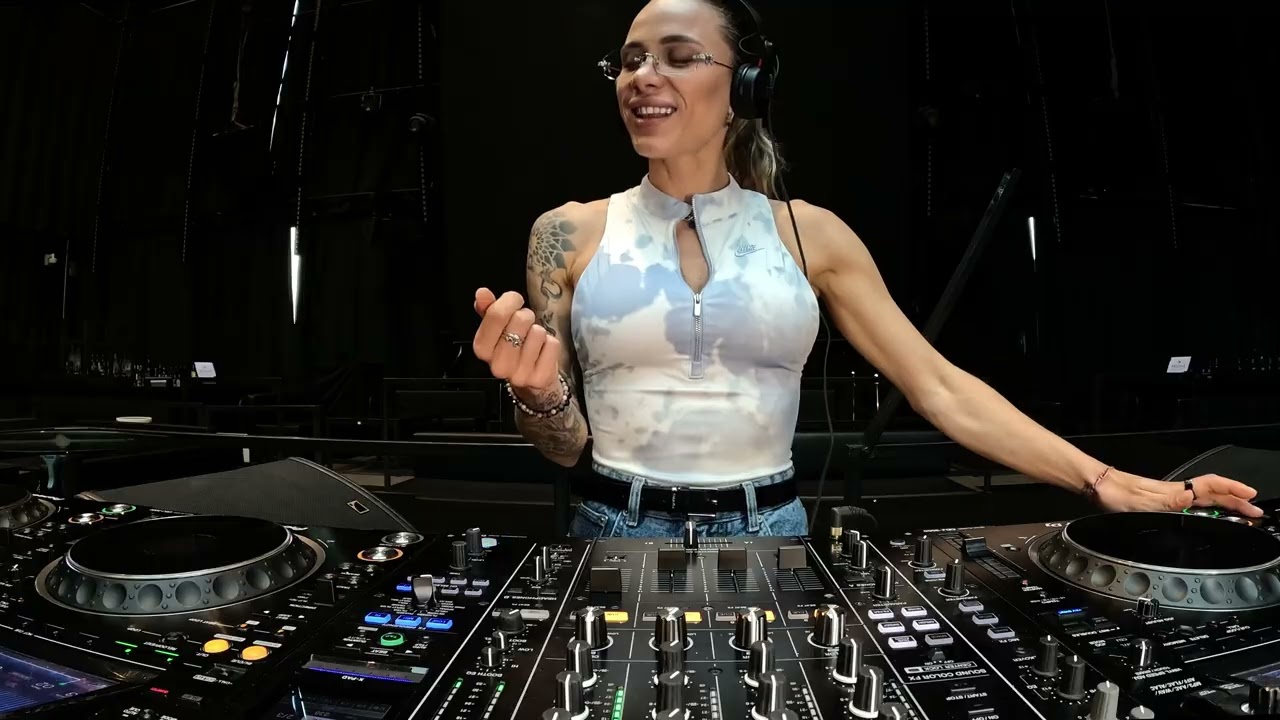GUZOVA Podcast 35 | Melodic Techno DJ live 2026 | Live Mix [Progressive House &bull; Melodic Techno]