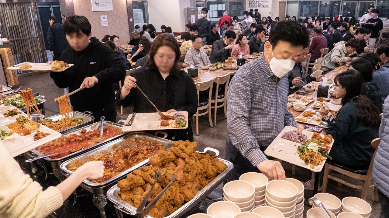 치킨,맥주 무한리필에 8000원 한식뷔페? 진짜 주인이 미쳤다고 난리난 한식뷔페~ 하루 딱 3시간동안 700명씩 오고 문닫는 갓성비 한식뷔페~ / korean food buffet