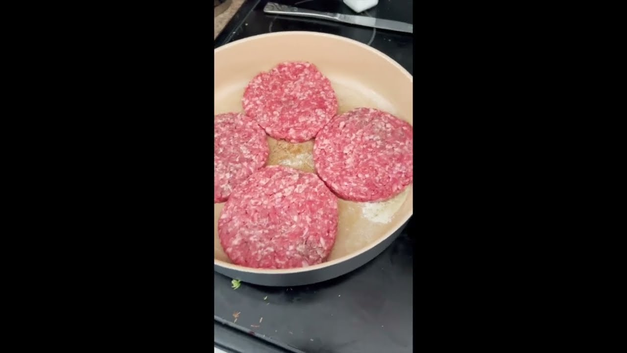 Hamburger steaks, asparagus and mushrooms