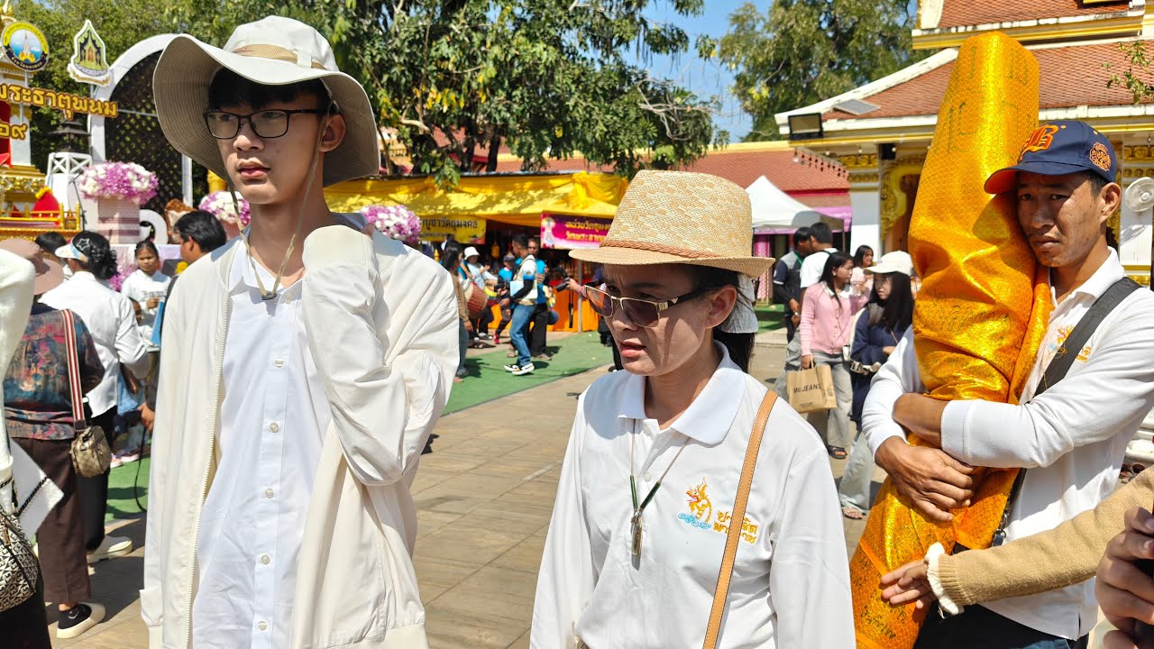 น้ำมนต์และป้าแต๋นมาห่มพระธาตุ