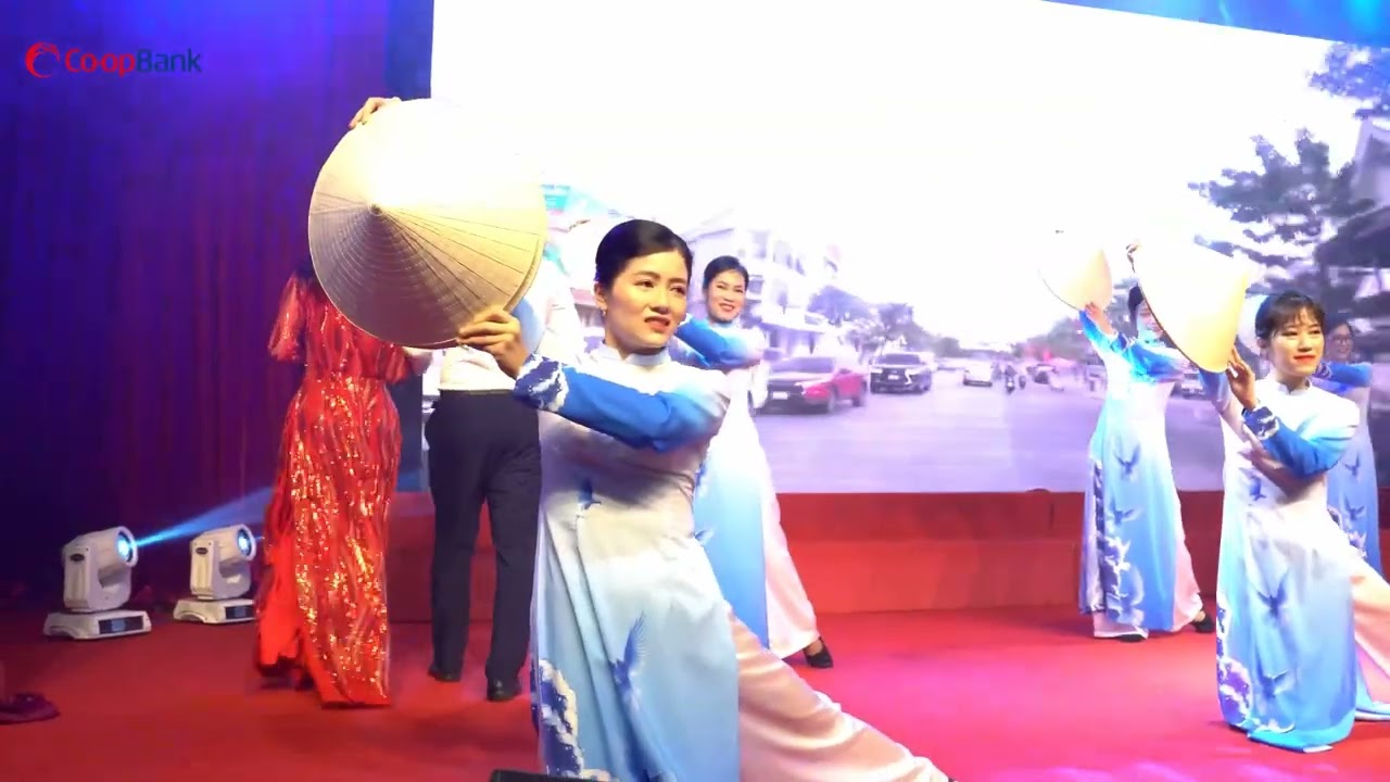 Trên Công Trường Rộn Tiếng Ca