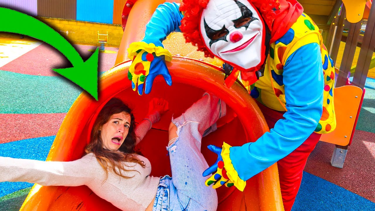EL PAYASO QUIERE CAPTURAR A @Sarita Queen EN EL PARQUE DE JUEGOS