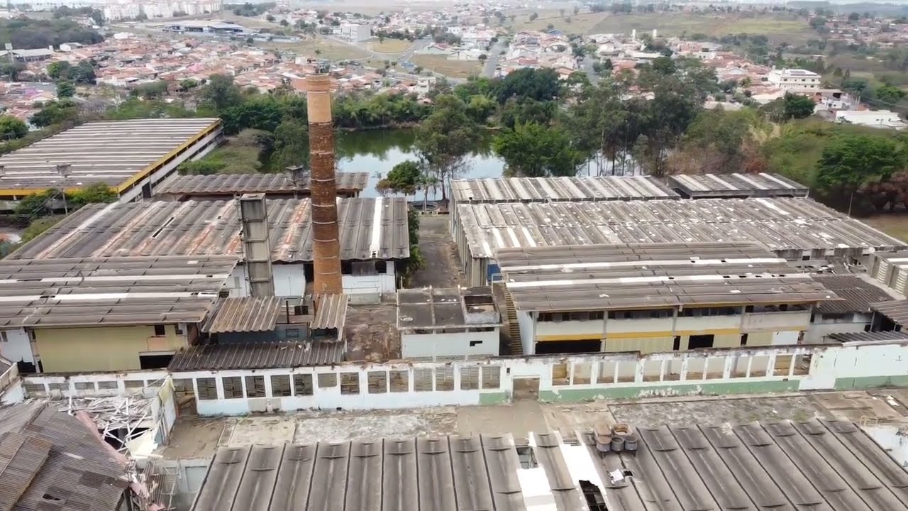 Drone voando Pela fábrica Abandonada em Sumaré./