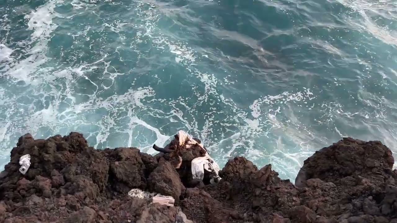 Comores Grande Comore C&ocirc;tes et vagues puissantes / The Comoros Ngazidja Strong coasts and waves