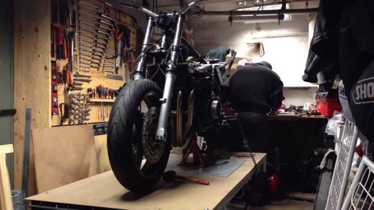Transformation Kawazaki Zr7 en Cafe-Racer 02