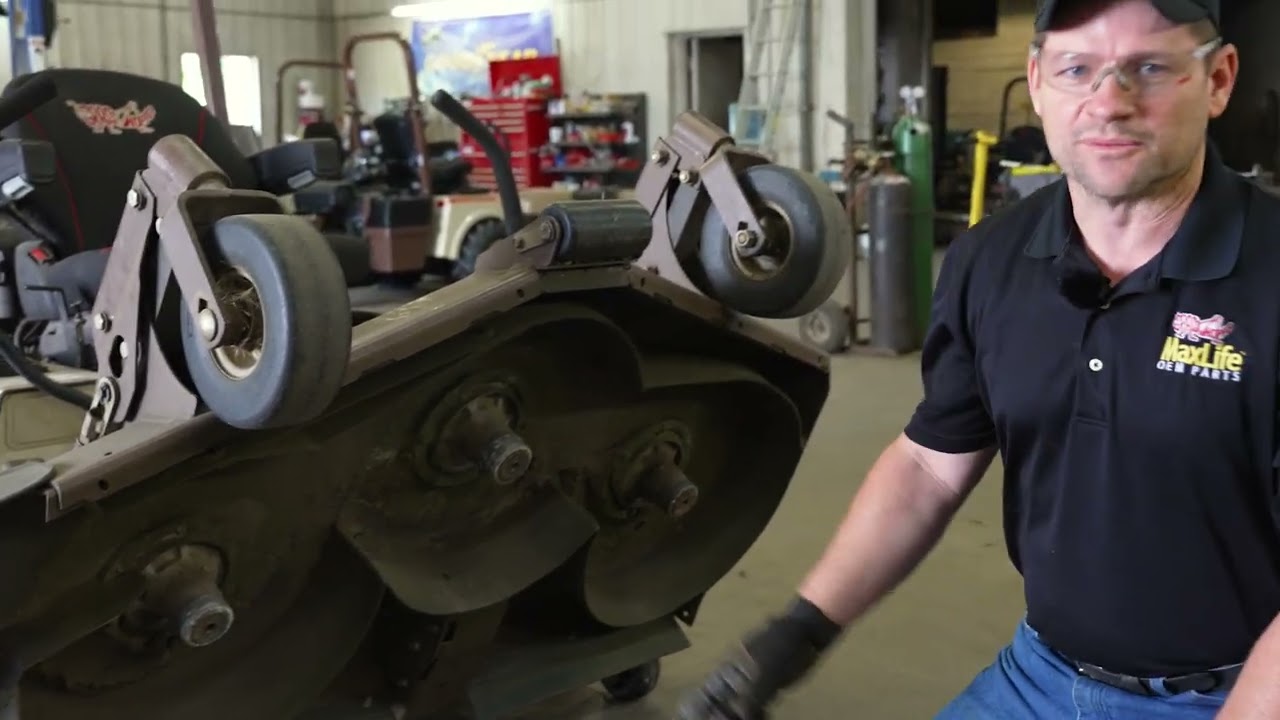 Техническое обслуживание нижней части деки газонокосилки Grasshopper с нулевым радиусом поворота