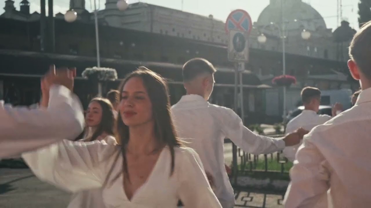 Випускники ліцею №4 танцюють вальс на фоні залізничного вокзалу у Жмеринці