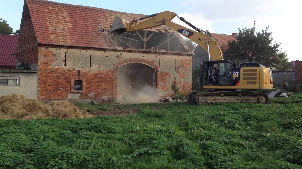 Wyburzenie starej stodoły