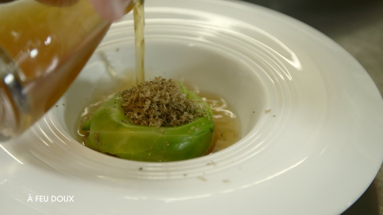 Foie gras en palet de feuille de chou, bouillon de b&oelig;uf cors&eacute; &agrave; la bonite s&eacute;ch&eacute;e (Katsuobushi)
