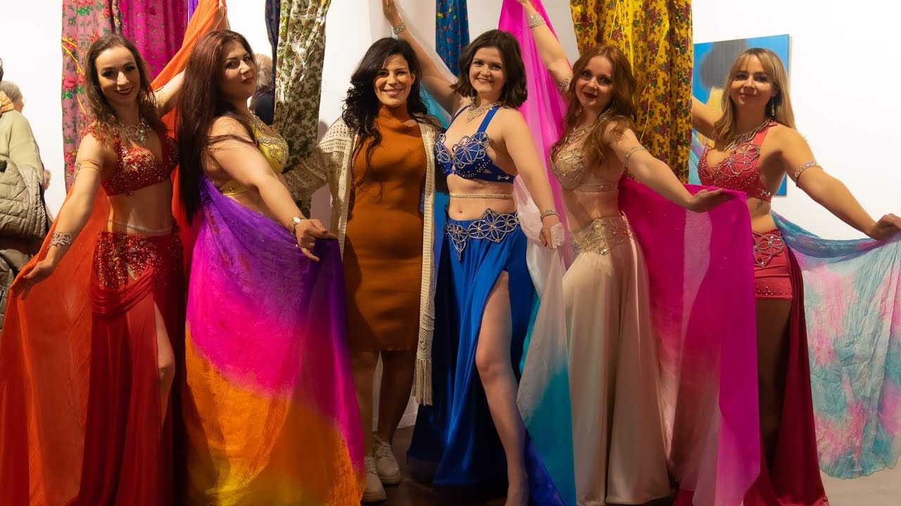 Umsetzung eines installativen Kunstwerks, das der kurdischen Frauenrevolution im Iran gewidmet ist .