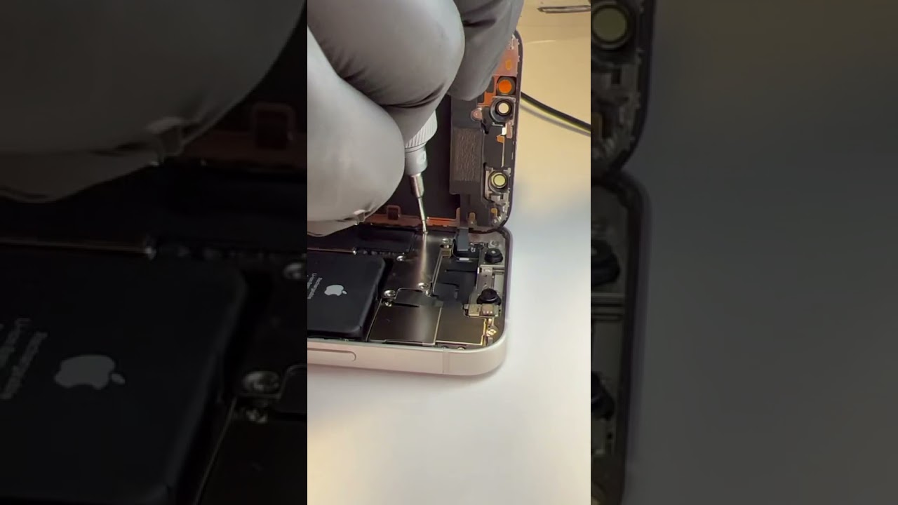 Wymiana wyświetlacza w iPhone 12 mini. Szybka naprawa. ZbitaSzybka.pl Serwis Apple