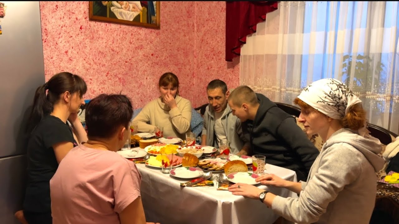Three sisters in the family home| Preparation for the meeting of guests