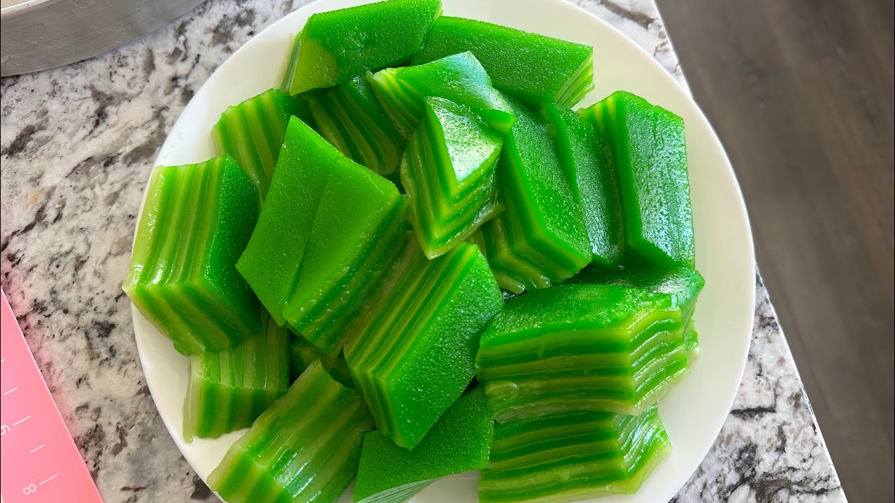 Ua khaub noom layers noj. Pandan-Coconut steam layers cake
