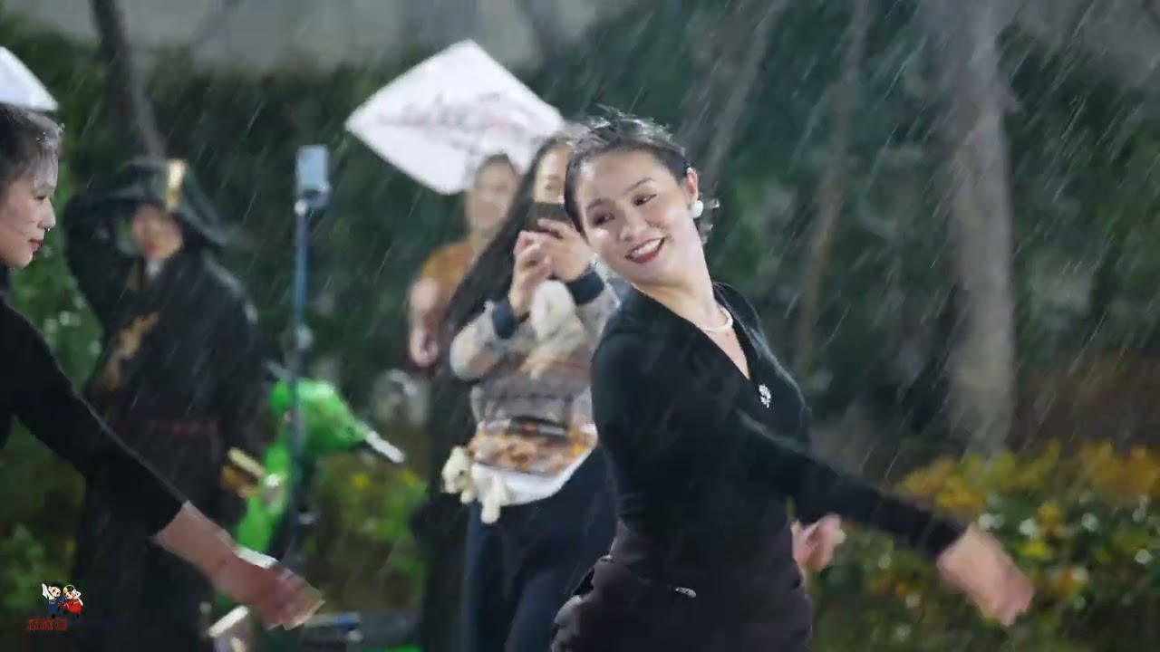 雨中起舞《喜相会》，雨夜版   西瓜视频