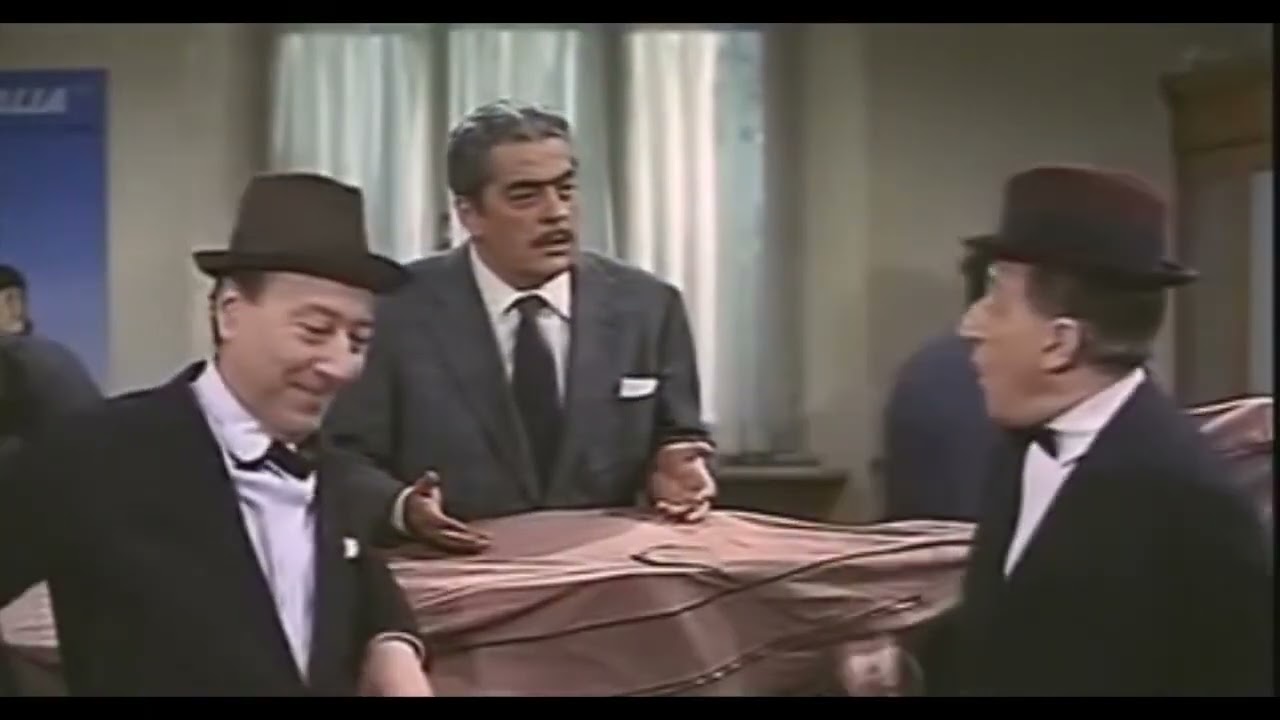 Totò sexy | Mangime per galline e orologi per galli (la dogana) | Totò ed Erminio Macario