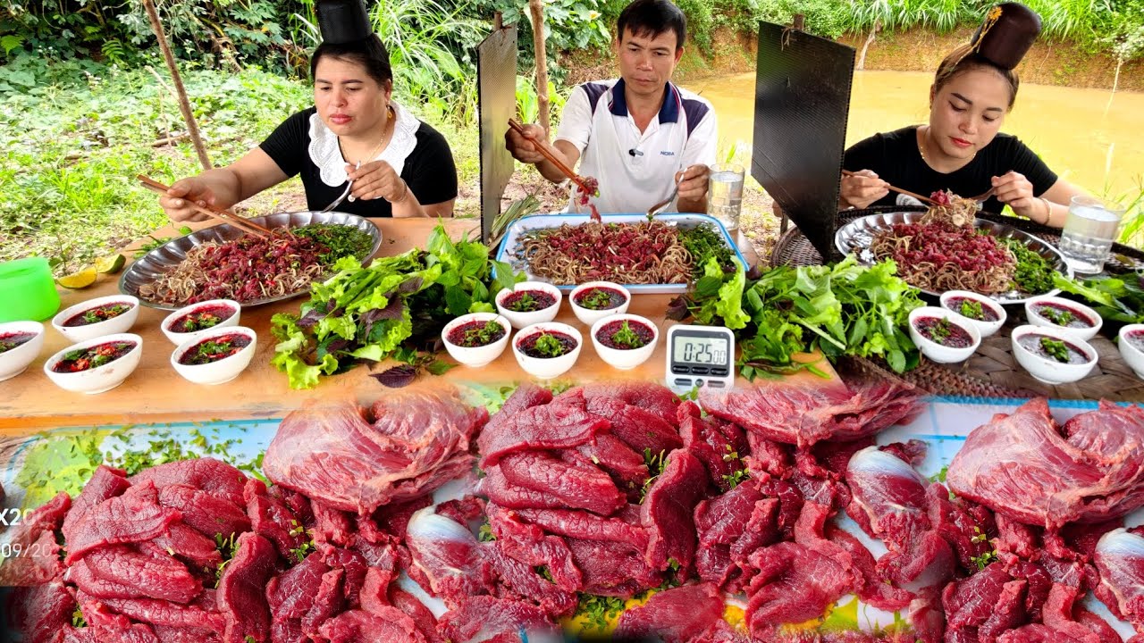 KINH HOÀNG : CUỘC THI ĂN MỖI NGƯỜI MÂM LẠP THỊT BÒ SỐNG KÈM 15 BÁT TIẾT CANH - THẮNG NHẬN 2 TRIỆU