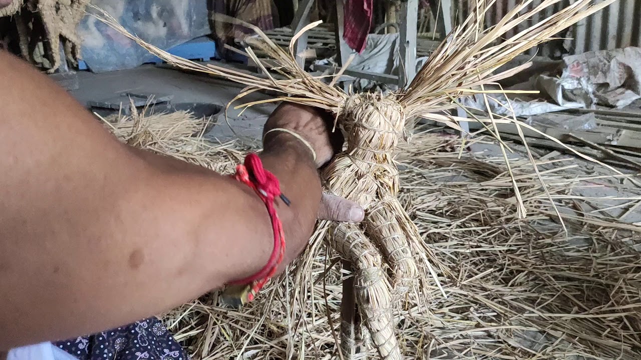 খড় দিয়ে ছোট লক্ষ্মী প্রতিমা বাঁধার পদ্ধতি।