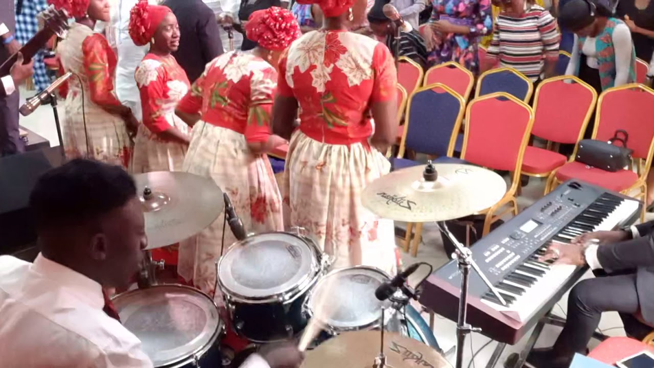 Crazy percussive drum solo by Nigerian drummer in church!!!!!🔥🔥🔥A must watch!!!