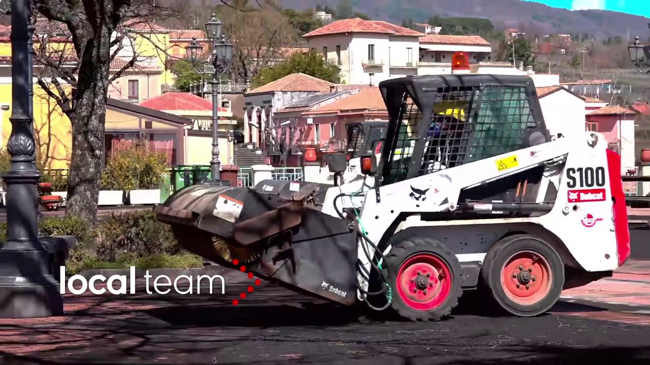 Etna, la cenere sui paesi etnei: strade si tingono di nero