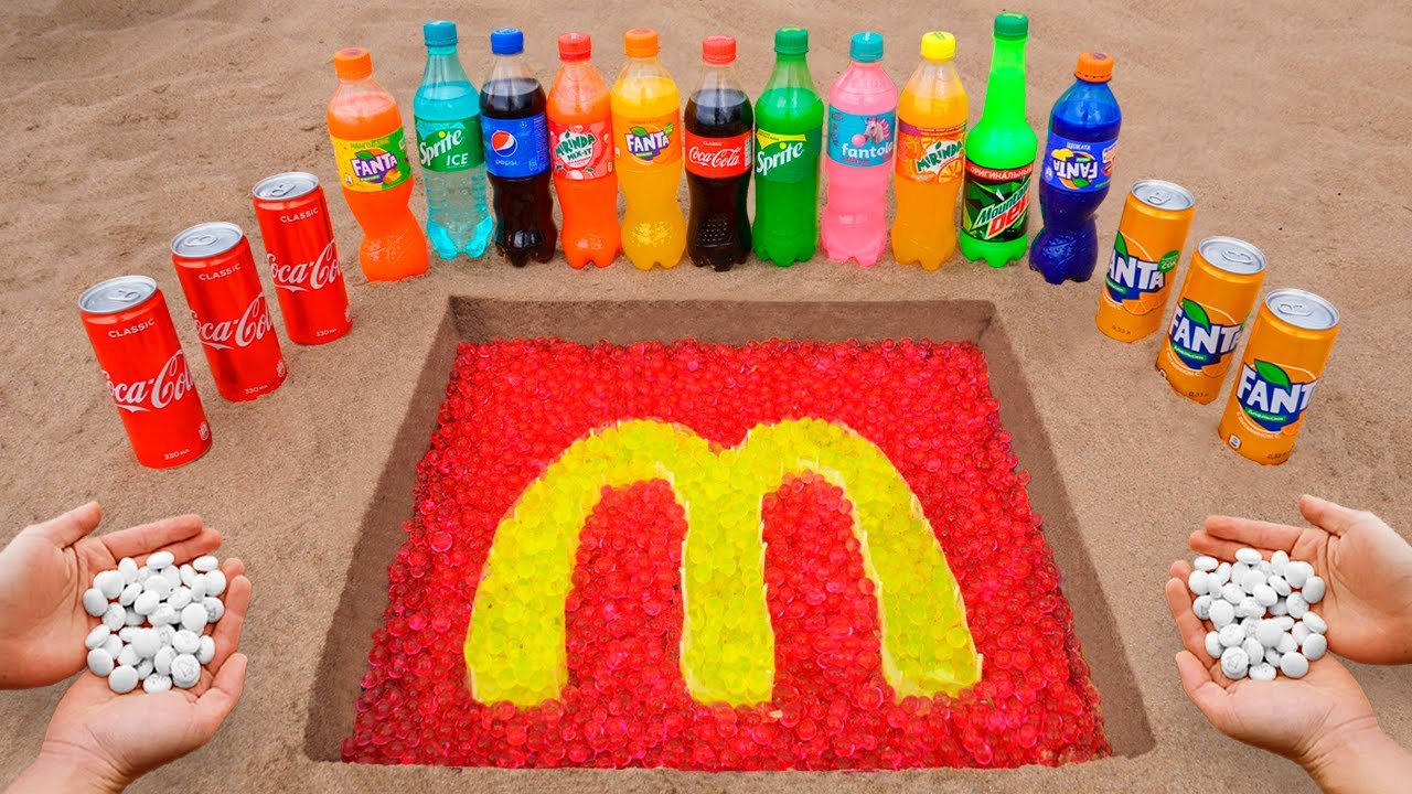 Logotipo do McDonald's no buraco com Orbeez, Coca Cola, Mentos e refrigerantes populares dentro