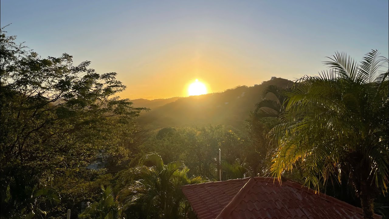Lever du soleil & baignade #sunrise #costarica #puravida #playa #monta&ntilde;as #nature #sea #apaisement 