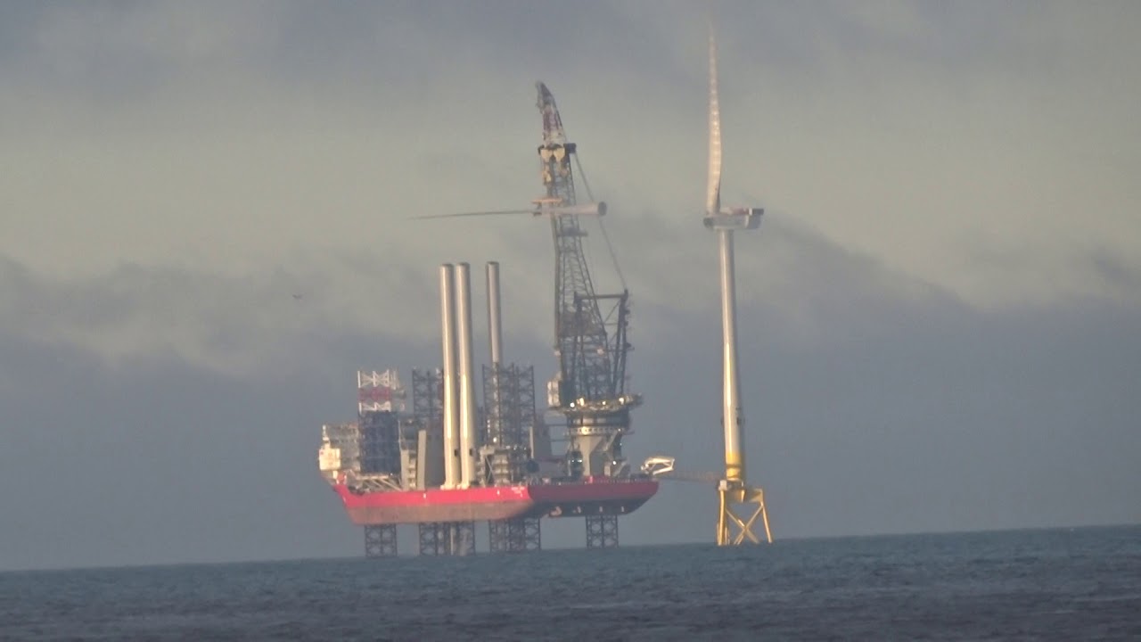 Aberdeen Bay Wind Farm blade installation by Pacific Orca (April 2018)