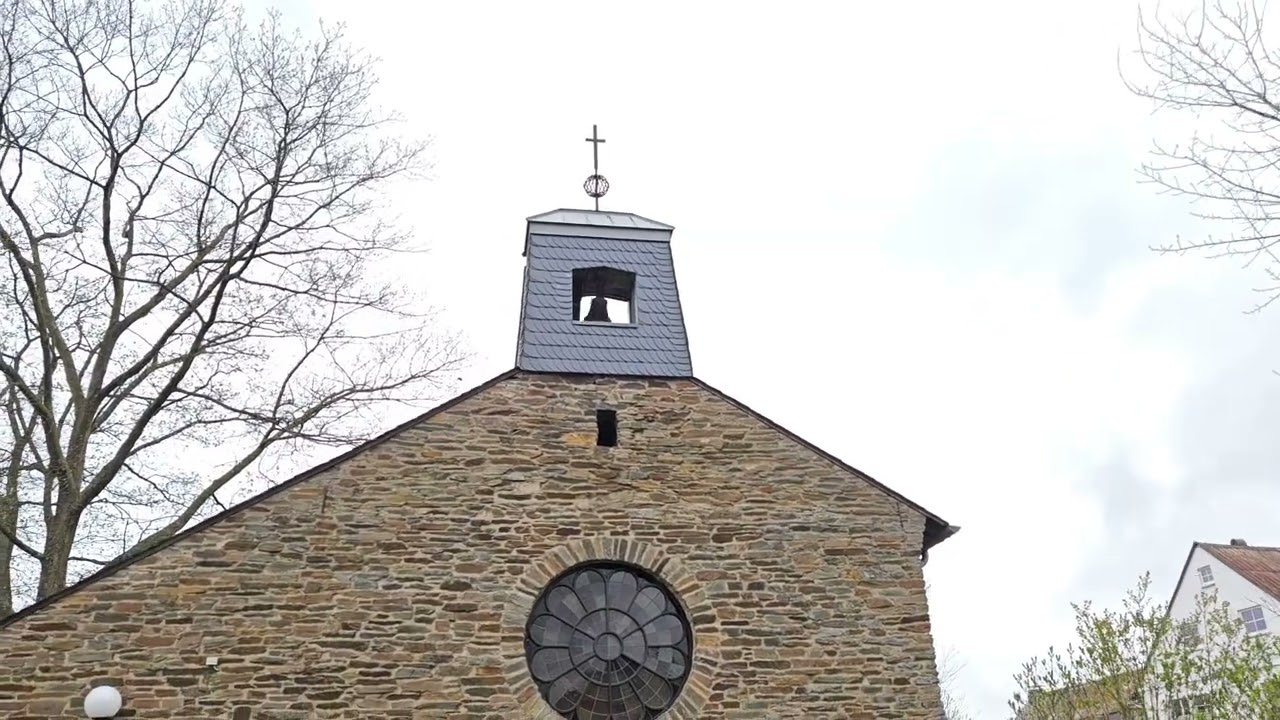 Manderscheid (WIL) evang. Trinitatiskirche : Läuten der Glocke (