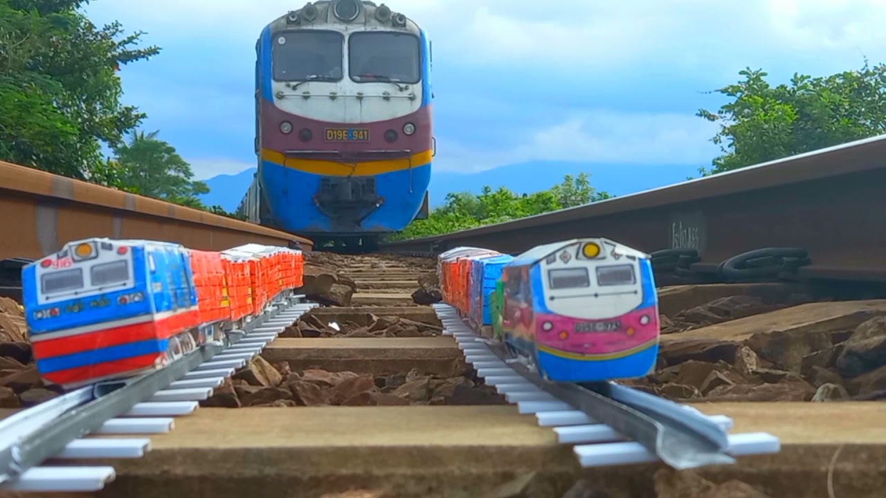 Toy train UNDER real Train!Khi tàu hỏa mô hình chạy trên đường ray thật và tránh tàu theo kiểu mới!!