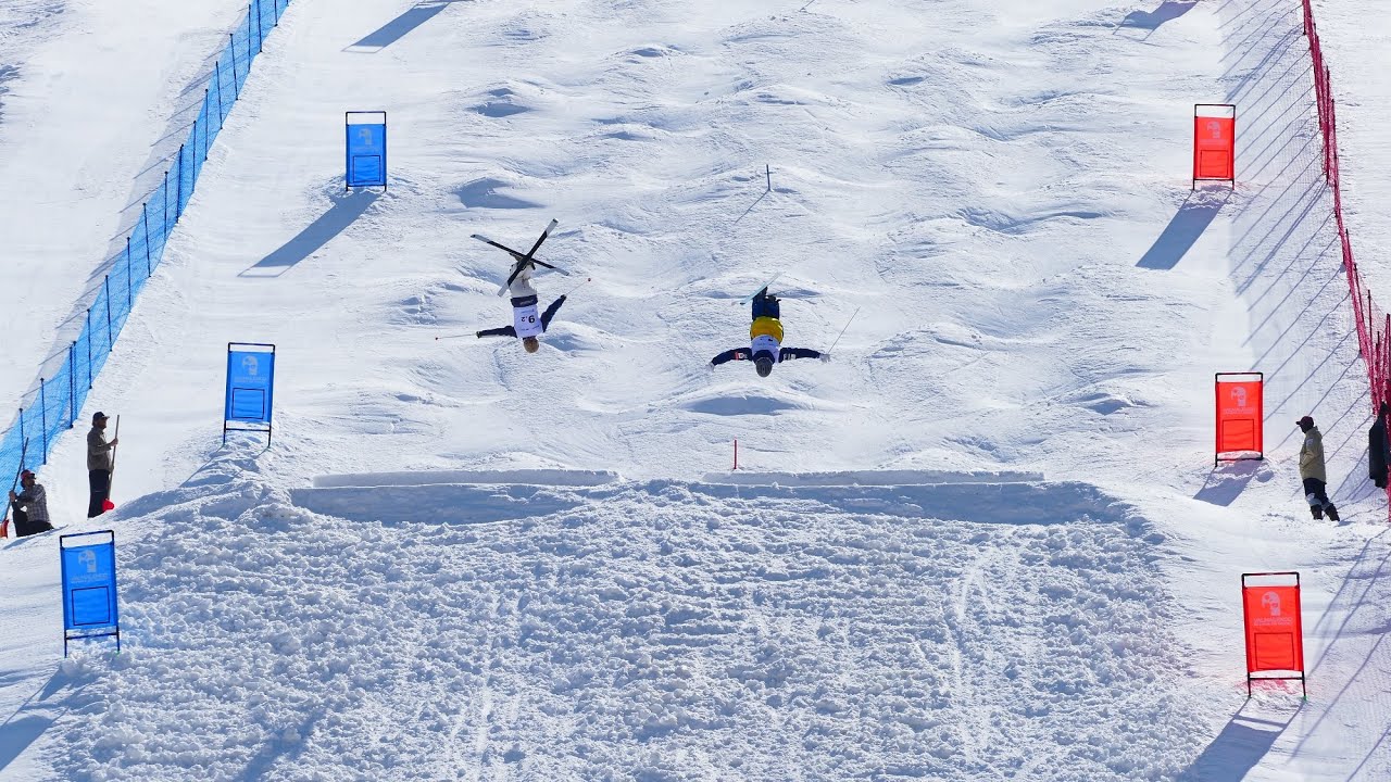 Freestyler Max Straub aus Maria-Thann auf der Buckelpiste bei der Junioren-WM 2022