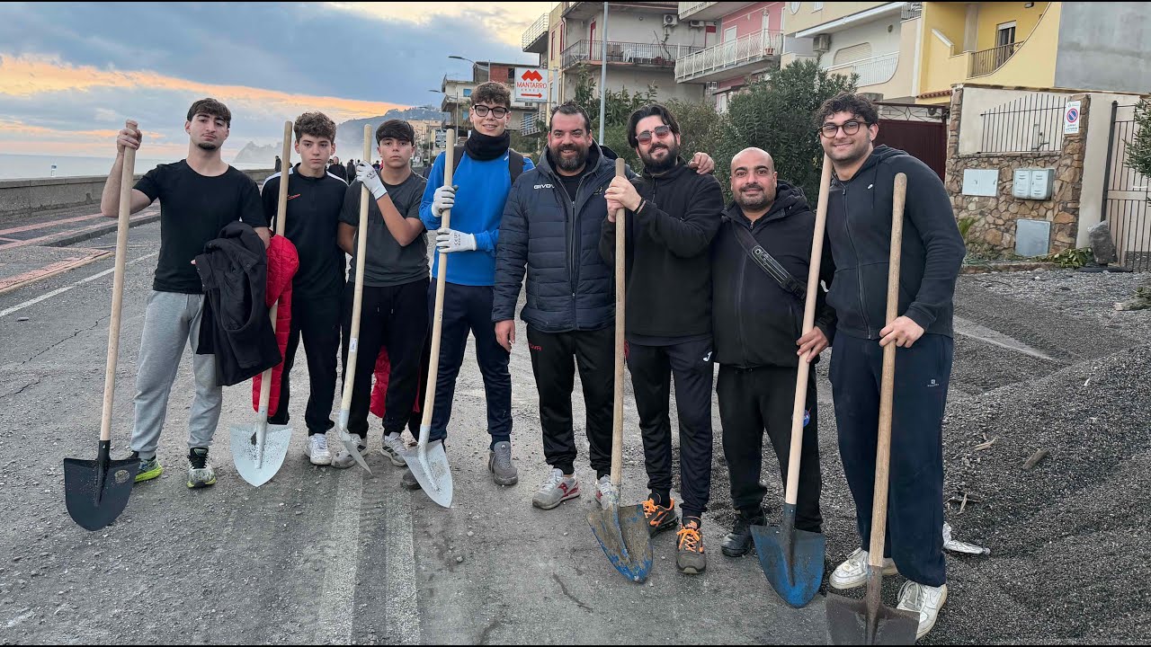 Giovani con pale e carriole sul lungomare: gli angeli del fango di Santa Teresa